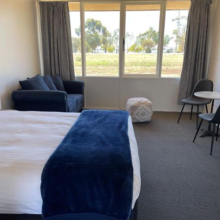Happy Wanderer Motel Lake Boga On The Lake With Lake Views Exteriör bild