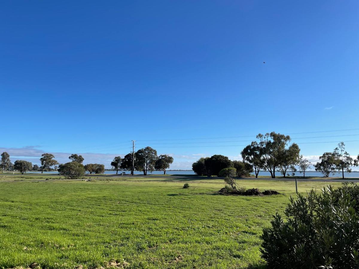 Happy Wanderer Motel Lake Boga On The Lake With Lake Views Exteriör bild