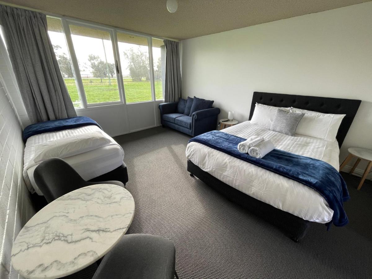 Happy Wanderer Motel Lake Boga On The Lake With Lake Views Exteriör bild