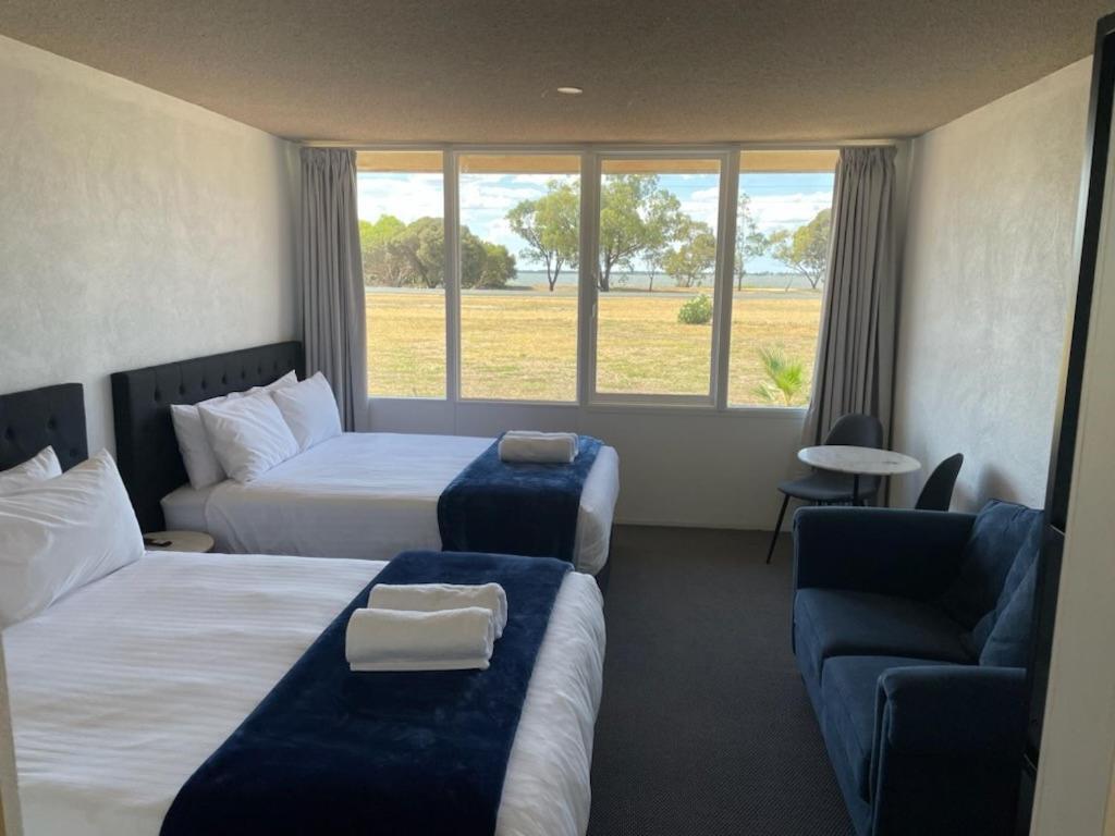 Happy Wanderer Motel Lake Boga On The Lake With Lake Views Exteriör bild