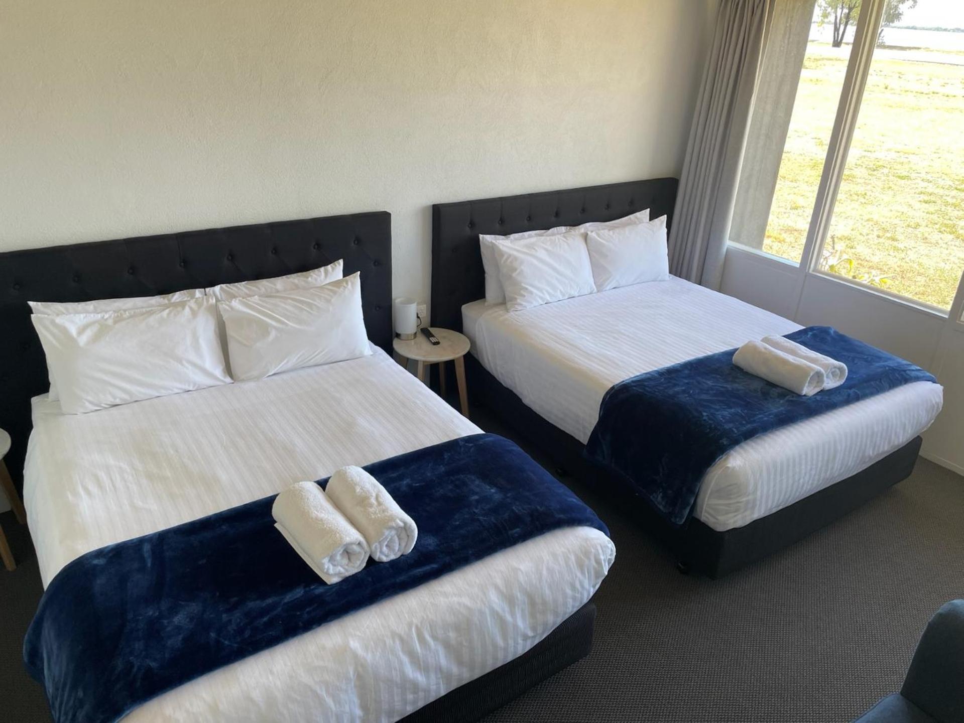 Happy Wanderer Motel Lake Boga On The Lake With Lake Views Exteriör bild